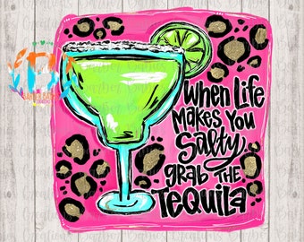 Puede incluir: Un diseño vibrante pintado a mano con una copa de margarita con una rodaja de lima, bordeada de sal, sobre un fondo rosa con manchas de leopardo. El texto dice: "Cuando la vida te pone salado, toma el tequila."