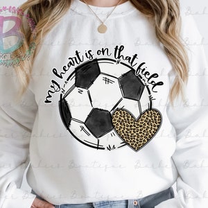Prêt à imprimer - Transfert par sublimation - Soccer Mom - Mon coeur est sur ce terrain - Cœur de guépard - Saison de football - Maman