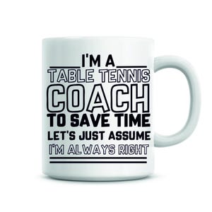 Sou um treinador de tênis de mesa para economizar tempo, vamos supor que estou sempre certo. Caneca de café engraçada, caneca de café de 11 onças, caneca de café engraçada e humorística.