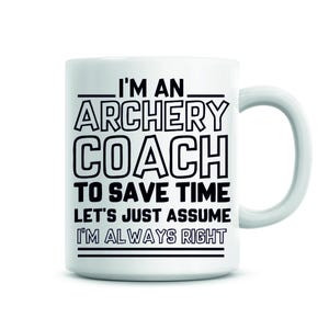 Sou um treinador de arco e flecha para economizar tempo, vamos supor que estou sempre certo. Caneca de café engraçada, caneca de café de 11 onças, caneca de café engraçada e humorística.