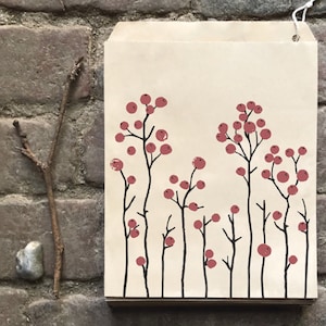 25 Kraft Paper Bags, Flowers, Daisies Blossom Cow Parsley, Medium Counter Bags, Party Gift Bags, Wedding Favours, Gift Wrap, East of India Red Berries