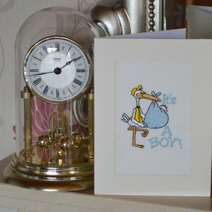 Machine geborduurde hand klaar geboorte felicitaties Card - ooievaar met de bundel ' zijn een jongen '