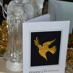 Une nouvelle machine brodé à la main fini carte de Noël--oiseau.