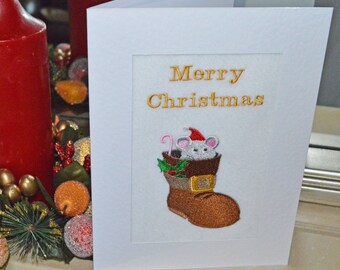 Een nieuwe machinaal geborduurde, met de hand afgewerkte kerstkaart - Muis in laars. (C262).