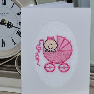 Machine à la main brodé fini carte de félicitations de naissance - poussette bébé rose pour une fille.
