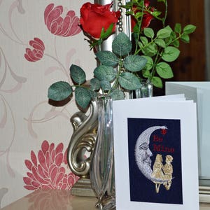 Eine neue Maschine von Hand bestickt fertig Valentinstag-Karte--Kinder auf Mond.
