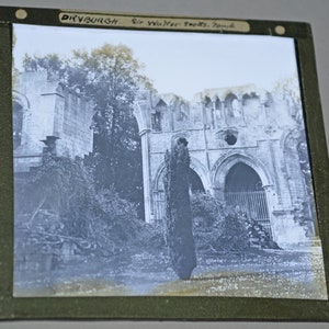 Puede incluir: Una fotografía en blanco y negro de las ruinas de la abadía de Dryburgh, Escocia. La foto fue tomada por Sir Walter Scott.