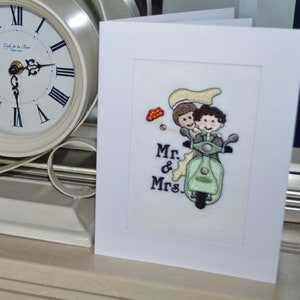 Tarjeta de felicitación de boda bordada a máquina y terminada a mano: novios en una moto vintage