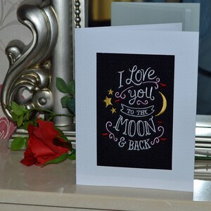 Eine neue Maschine von Hand bestickt fertig Valentinstag-Karte--Liebe Sie To The Moon And Back.