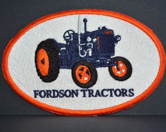Ein neues maschinengesticktes, handgefertigtes Stoffabzeichen - Fordson Tractors.