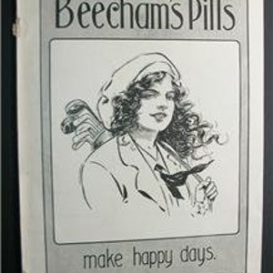Op de afbeelding: Zwart-witte illustratie van een vrouw met lang krullend haar, die een hoed en een jas draagt. Ze houdt een set golfclubs vast. De tekst "Beecham's Pills make happy days." staat onder de illustratie.