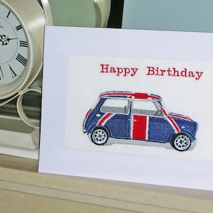 Une grande machine brodée à la main fini carte d’anniversaire de qualité - Austin mini avec drapeau union jack . (C84)