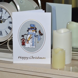 Carte de Noël brodée à la main - Bonhomme de neige avec oiseau et nichoir
