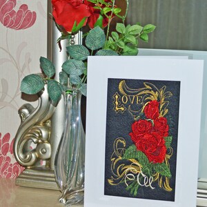 Une nouvelle grande carte de Saint-Valentin brodée à la main brodée à la main - Rose rouge.-- Commande spéciale. (C178 NOIR )