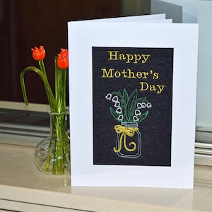 Une nouvelle machine brodé à la main fini carte de fête des mères - Lily Of The Valley.
