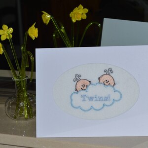 Une nouvelle machine brodé à la main fini naissance Congratualtions carte pour jumeaux.