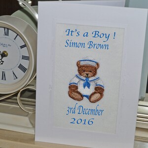 Une nouvelle machine brodée à la main finie New Baby Card - commande spéciale - ajoutez votre propre texte . Teddy Bear Sailor. ( C198 ).