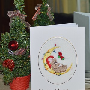 Eine neue Maschine handbestickt fertig Weihnachtskarte--Maus auf Mond schlafen.