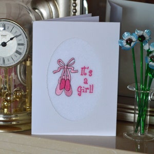 La main brodée machine fini naissance Félicitations carte - son une fille - chaussures de Ballet