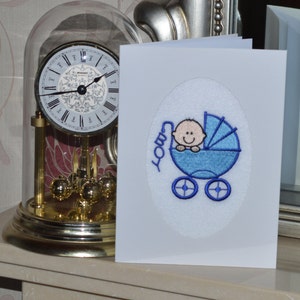 Machine geborduurde hand afgewerkt geboorte felicitaties Card - Blue Baby pram voor een jongen.