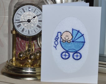 Machine à la main brodé fini carte de félicitations de naissance - poussette bébé bleu pour un garçon.