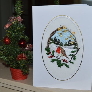 Une grande carte de Noël brodée à la main brodée à la main - Robin On Branch With Fir Trees. (C162)