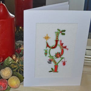Una nueva máquina bordada a mano terminada tarjeta de Navidad - 'JOY' Holly y ornamentos.