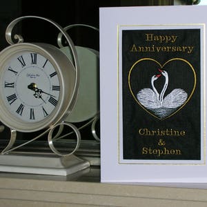 Une nouvelle grande carte d’anniversaire brodée à la main brodée à la main - Cygnes dans le cœur - Commande spéciale.