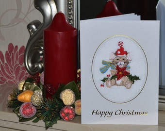 Maschine bestickt Hand fertigen Weihnachtskarte - Maus mit Holly, Hut und Schal.