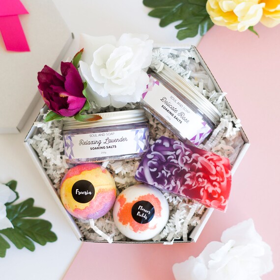 Flower Fresh Pamper Gift & Bath Set For Her or Woman Spa ...