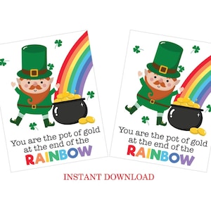 Pode incluir: Cartão imprimível com um duende de desenho animado segurando um pote de ouro no final de um arco-íris. O cartão diz "Você é o pote de ouro no final do arco-íris".
