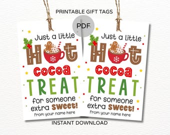 以下が含まれることがあります： 「Just a little Hot Cocoa Treat」の文字が茶色、赤、緑で書かれた、印刷可能なギフトタグが2つ。各タグには、ジンジャーブレッドマンと「for someone extra sweet!」というフレーズが入ったココアのカップが描かれています。
