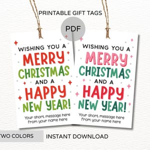Puede incluir: Dos etiquetas de regalo imprimibles con el texto "Wishing you a Merry Christmas and a Happy New Year!" en rojo, verde y rosa. Las etiquetas son blancas con una cuerda para colgar. También se ven las palabras "Two Colors" e "Instant Download".