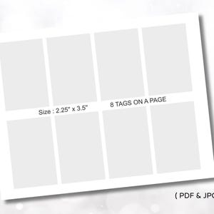 Pu&ograve; includere: Un foglio bianco con otto modelli di etichette rettangolari. Ogni etichetta misura 5,7 cm x 8,9 cm. Il testo "8 TAGS ON A PAGE" &egrave; visualizzato. I formati di file sono PDF e JPG.