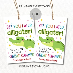 Op de afbeelding: Twee bedrukbare cadeaulabels met de tekst "See you later, alligator!" en "Hope you have a GREAT SUMMER!" in kleurrijke letters. Elk label heeft een cartoon alligator illustratie. De labels zijn wit met een touwtje om op te hangen.