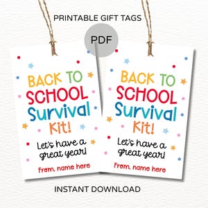 Może przedstawiać: Dwie prostokątne białe etykiety prezentowe ze sznurkiem, zawierające kolorowy tekst BACK TO SCHOOL SURVIVAL KIT! oraz Let's have a great year! z dopiskiem From, name here na dole. Projekt zawiera małe czerwone, niebieskie i pomarańczowe gwiazdki oraz kropki.