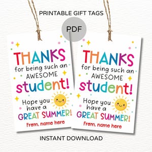 Puede incluir: Dos etiquetas de regalo imprimibles blancas con texto colorido. Las etiquetas dicen "¡GRACIAS por ser un estudiante INCREÍBLE!" y "¡Espero que tengas un GRAN VERANO!" con un sol sonriente. Las etiquetas están conectadas a una cuerda.