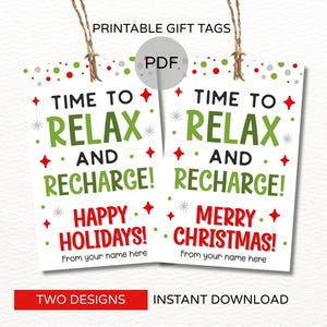 Puede incluir: Dos etiquetas de regalo imprimibles con el texto "Time to Relax and Recharge!" en verde y blanco. Una etiqueta dice "Happy Holidays!" y la otra dice "Merry Christmas!" con espacio para agregar un nombre. Acentos rojos y verdes.