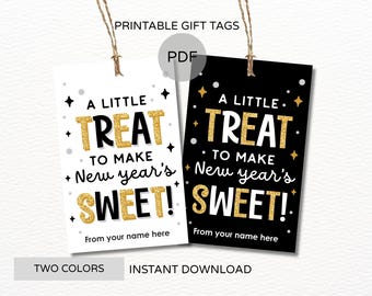 Peut inclure: Deux étiquettes cadeaux imprimables, une blanche et une noire, avec du texte doré à paillettes. Les étiquettes indiquent "A Little Treat To Make New year's Sweet!" et comprennent un espace pour un nom. Elles sont attachées avec de la ficelle.