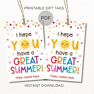 Pu&ograve; includere: Due etichette regalo bianche con la scritta "I hope YOU have a GREAT SUMMER!" in lettere colorate. Le etichette hanno una grafica di sole sorridente e sono decorate con punti e stelle colorate. Sono visibili anche le parole "PRINTABLE GIFT TAGS" e "INSTANT DOWNLOAD".