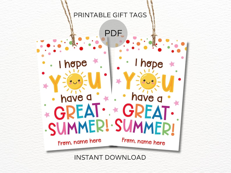 Pu&ograve; includere: Due etichette regalo bianche con la scritta "I hope YOU have a GREAT SUMMER!" in lettere colorate. Le etichette hanno una grafica di sole sorridente e sono decorate con punti e stelle colorate. Sono visibili anche le parole "PRINTABLE GIFT TAGS" e "INSTANT DOWNLOAD".
