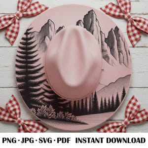 Puede incluir: Un sombrero fedora de color rosa claro con una ilustración en tinta negra de una cordillera, un gran pino y un paisaje forestal. El texto PNG JPG SVG PDF INSTANT DOWNLOAD está impreso en negro en la parte inferior de la imagen.