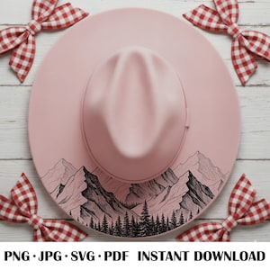 Puede incluir: Un sombrero fedora de color rosa claro con una ilustración de líneas negras de una cordillera y un bosque de pinos en el ala, acompañado de cuatro lazos de cuadros rojos y blancos dispuestos alrededor sobre una superficie de madera blanca.