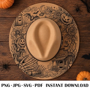 Può includere: Un cappello fedora color marrone chiaro con un'illustrazione dettagliata a linee nere sulla tesa. Il design include un saloon, una mano scheletrica, zucche, pipistrelli, rose e ragnatele. Il cappello presenta una fascia marrone scuro sulla corona.