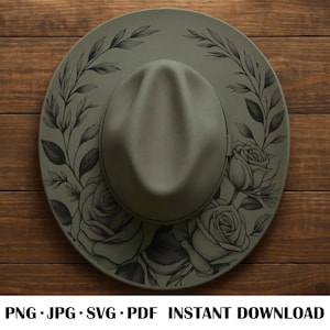 Op de afbeelding: Een olijfgroene fedora hoed met een bloemenontwerp. De hoed heeft een gedetailleerd zwart rozen- en bladerpatroon rond de rand. De tekst "PNG • JPG • SVG • PDF • DIRECT DOWNLOADEN" staat onderaan.