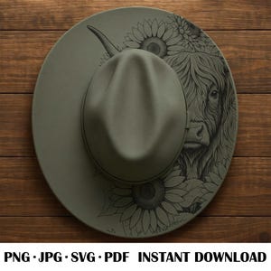 Puede incluir: Sombrero fedora verde oliva con una ilustración detallada de una vaca de las Tierras Altas y girasoles. El sombrero tiene un ala ancha y una corona estructurada. El texto "PNG • JPG • SVG • PDF • DESCARGA INSTANTÁNEA" está en la parte inferior.