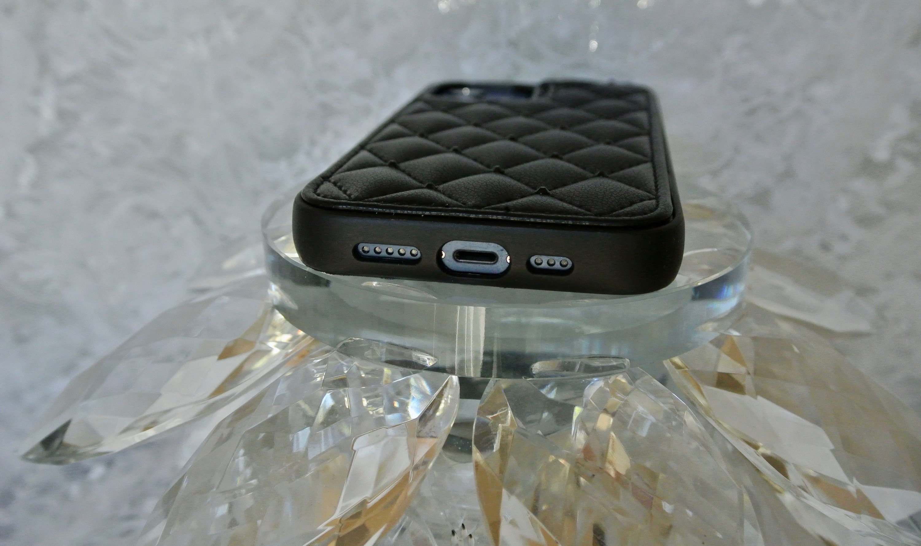 レザーキルティングの高級携帯ケース / iPhone 11 12 13 Pro ProMax