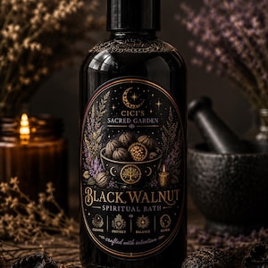 Puede incluir: Una botella de plástico negro con una etiqueta que dice Cici's Sacred Garden Black Walnut Spiritual Bath. La etiqueta presenta un cuenco de nueces, una luna creciente e iconos para cleanse, protect, balance, renew y el texto crafted with intention.