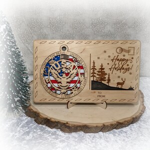 Lindo suporte de madeira para enfeites de árvore de Natal e complementos para cartões postais de madeira personalizados para os ornamentos dos estados e dos EUA.