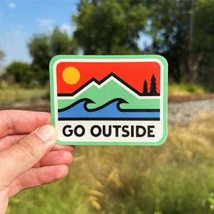 GO OUTSIDE // Wetterfester Vinyl-Aufkleber // Wasserflasche, Laptop, Auto - 4”